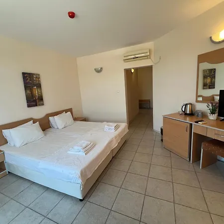 Хотел Persani Hotel-free Parking 2*
